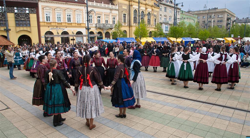 Virágvasárnapi ünnepségen a Népi Együttes női tánckara