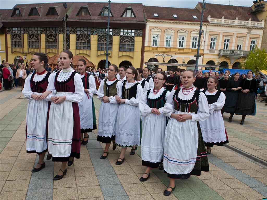 Virágvasárnapi ünnepségen a Népi Együttes női tánckara