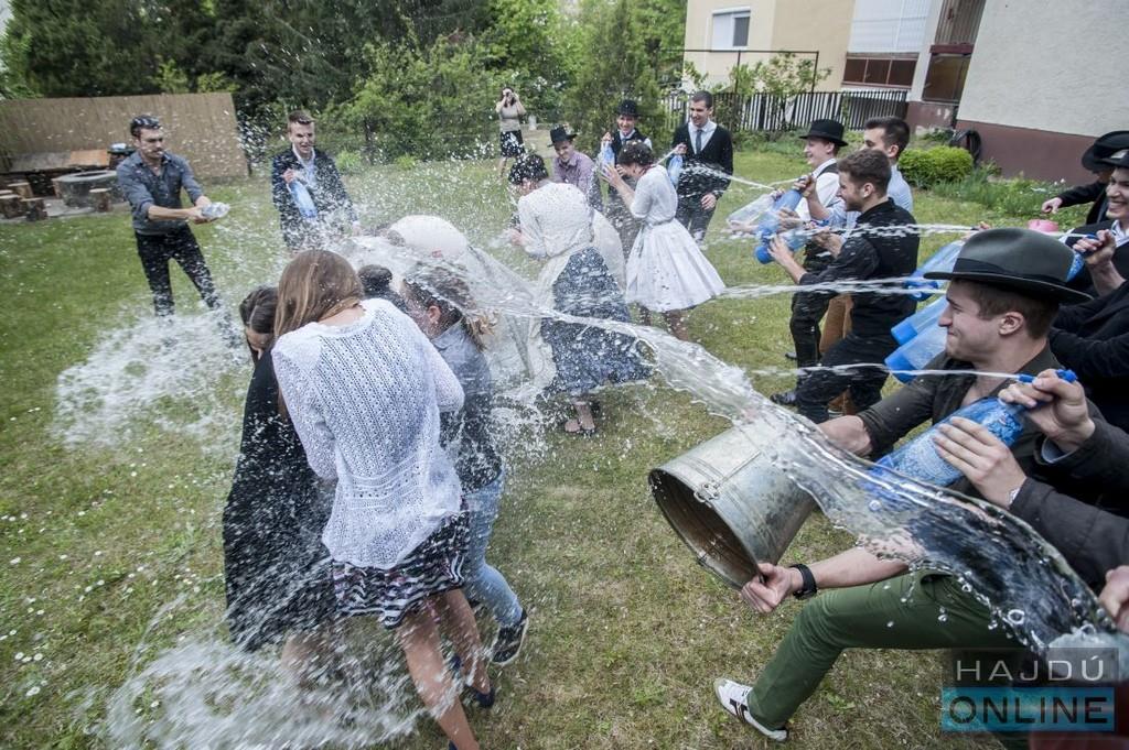 Húsvéti locsolkodás a Debreceni Népi Együttesnél