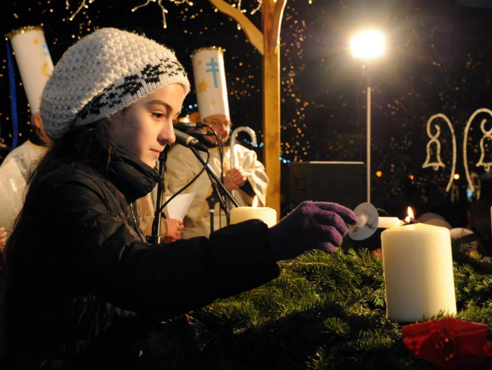 Adventi gyertyagyújtás a Debreceni Népi Együttes közreműködésével