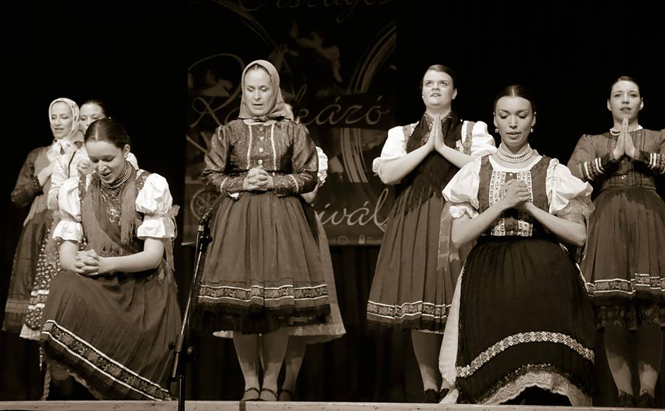 Antológián a Debreceni Népi Együttes női tánckara
