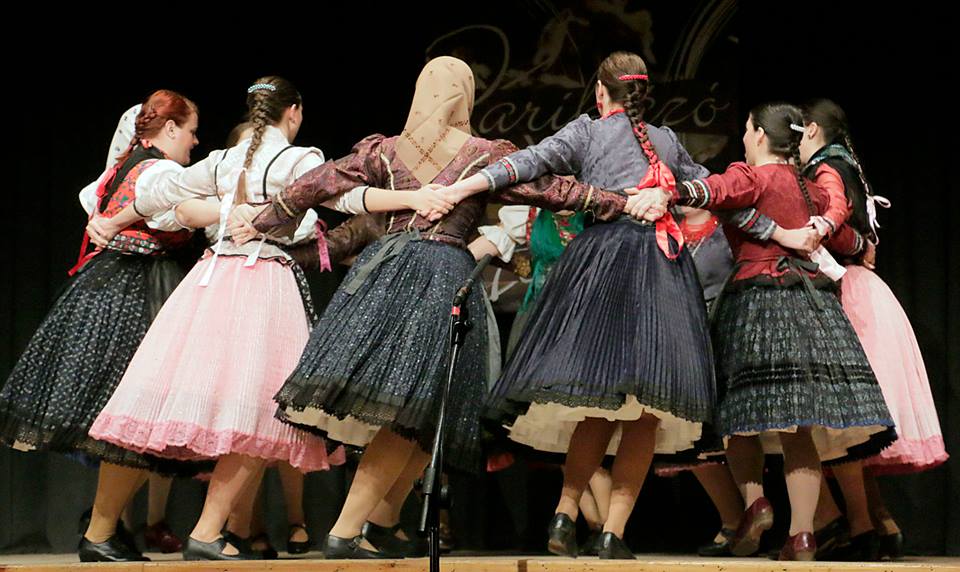 Antológián a Debreceni Népi Együttes női tánckara